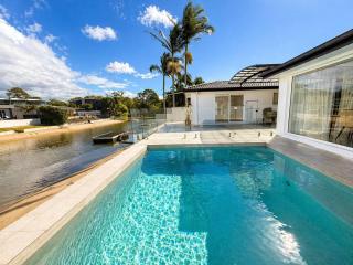 Azure Waters - 4BR Stylish Waterfront Stay in GC with pool - 3
