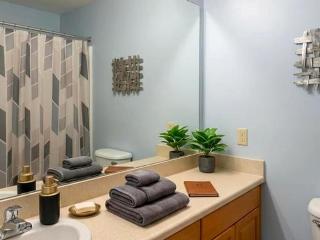Downtown 2BR Gem - Sleeps 8 - near CSU & Stadiums - 8