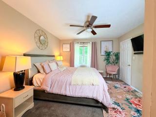 Spacious 2BR Home with Fenced Deck, Office and Arcade - Sleeps 6 - 9