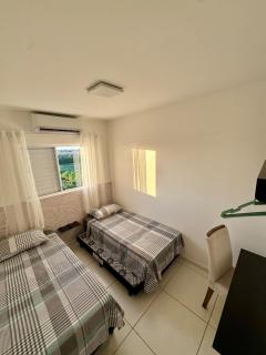 Apartamento 2 Quartos Aconchegante - Ar Condicionado nos Quartos - 1 Cama Casal - 2 Camas de Solteiro com Auxiliar - Cozinha Completa - Estacionamento Gratuito - 8