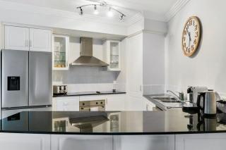 Elegant 3BR Cairns Esplanade Apartment with Pool - 6