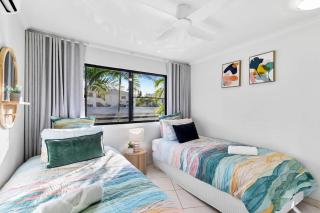 Elegant 3BR Cairns Esplanade Apartment with Pool - 5