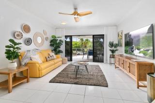 Elegant 3BR Cairns Esplanade Apartment with Pool - 4