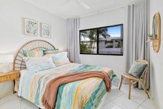 Elegant 3BR Cairns Esplanade Apartment with Pool - 1