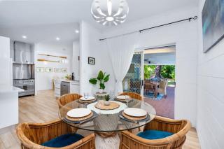 Trinity Beach Family Getaway 4BR, Sleeps 10 - Pool - 5