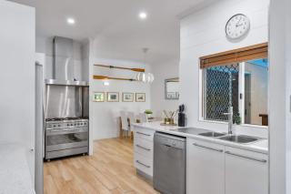 Trinity Beach Family Getaway 4BR, Sleeps 10 - Pool - 2