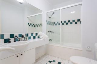 Trinity Beach Resort 2BR Apt, Pools, 500m to beach - 1