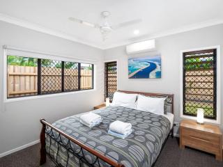 Kewarra Beach King Bed 4BR House, Pool, BBQ, Dog Friendly - 1