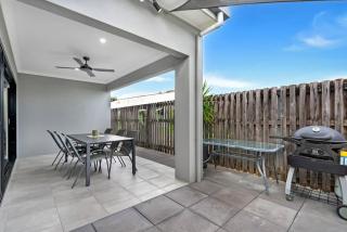 Manoora Haus - Industrial Oasis near Parks & Beach - 1
