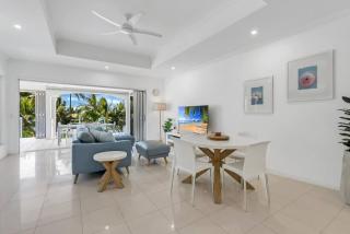 Blanco Beachfront Beauty - Chic Palm Cove Hideaway - 9