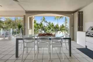 Blanco Beachfront Beauty - Chic Palm Cove Hideaway - 1
