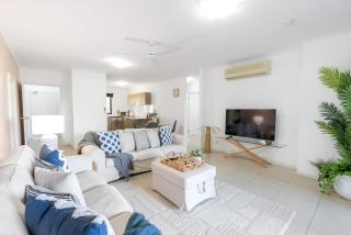 Relaxed Coastal Charm - A Stylish Resort-style Haven - 2