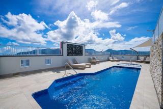Cairns Skyline - Chic Seaside Stay with Rooftop Pool - 8