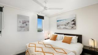 Cairns Skyline - Chic Seaside Stay with Rooftop Pool - 7