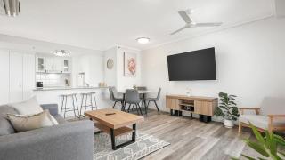 Cairns Skyline - Chic Seaside Stay with Rooftop Pool - 5