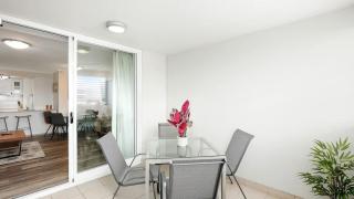 Cairns Skyline - Chic Seaside Stay with Rooftop Pool - 1