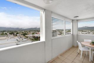 Spacious Cairns Stay - Walk to Esplanade plus Parking - 2