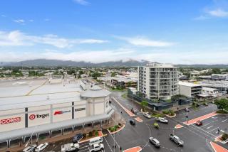 Spacious Cairns Stay - Walk to Esplanade plus Parking - 1