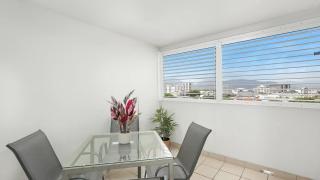 'The Sand Dollar' Central Cairns Chic with Adjacent Studio - 7