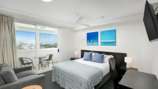 'The Sand Dollar' Central Cairns Chic with Adjacent Studio - 8