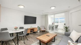 'The Sand Dollar' Central Cairns Chic with Adjacent Studio - 9