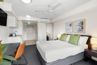 Explore Cairns Esplanade from your Private Studio - 1