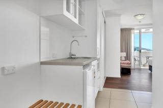 Coastal Chic in Heart of Cairns with Rooftop Pool - 8