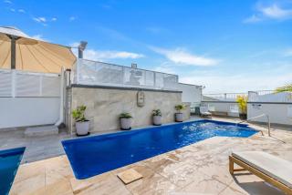 Coastal Chic in Heart of Cairns with Rooftop Pool - 5