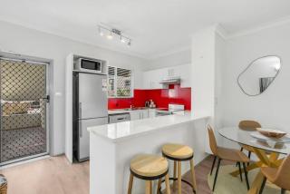 Leafy Solace - A Contemporary Cairns City Hideaway - Cairns - 6