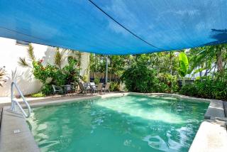 The Palms - Poolside Escape near the Esplanade & CBD - 5