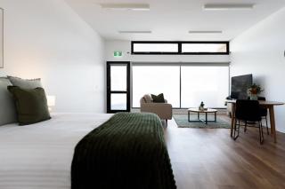 Modern Studio Near Burnie | Cozy & Bright - 2