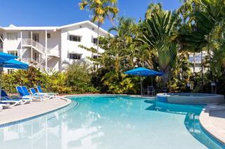Beach Retreat Chic: Poolside on the Esplanade - 7