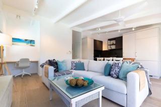 Beach Retreat Chic: Poolside on the Esplanade - 4