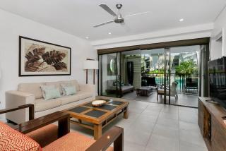 Poolside Bliss: A Modern Resort Sanctuary - 7