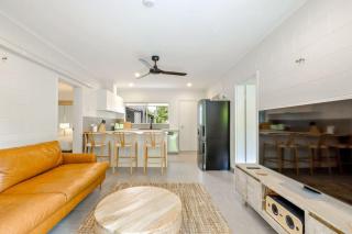 The Tropical Trinity - A Breezy Beachside Getaway - 9