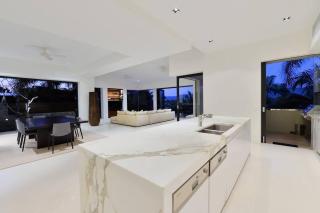 61 Murphy Street—A Poolside Villa for Four - 7