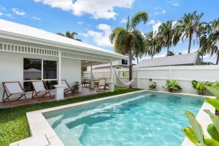 The Bird House - Poolside Haven a Stroll from Beach - 0