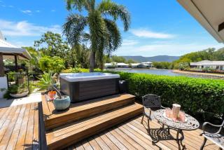 The Peony Isle - Luxe Lakeside Haven with Pool & Spa - Trinity Beach - 6
