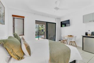 Laguna Edge - Tranquil Poolside Escape by the Sea - 9