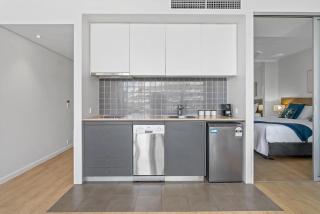 Marina Vista - Waterfront Stay near Dining and Markets - 8