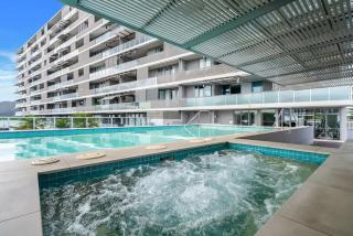 Marina Vista - Waterfront Stay near Dining and Markets - 7