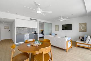 Marina Vista - Waterfront Stay near Dining and Markets - 1