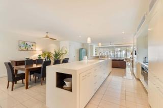 Drift Beachfront Oasis - A Panoramic Resort Getaway - 7