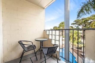 Poolside RetreatNear FremantleKing Bedcar park - 4