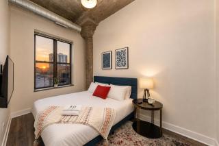 Modern South Loop 2BR Apartment with View of Skyline Patio and Gym Access Near McCormick Place Convention Center & Museum Campus - 9