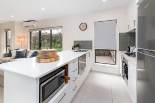 Quiet and Modern Stay near Hospital with Free Parking - 6
