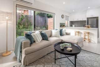 Quiet and Modern Stay near Hospital with Free Parking - 3