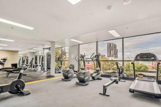 2BR CBD Escape-Pool, Gym & 17th floor views - 4