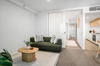 2BR CBD Escape-Pool, Gym & 17th floor views - 3