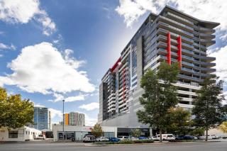 2BR CBD Escape-Pool, Gym & 17th floor views - 2